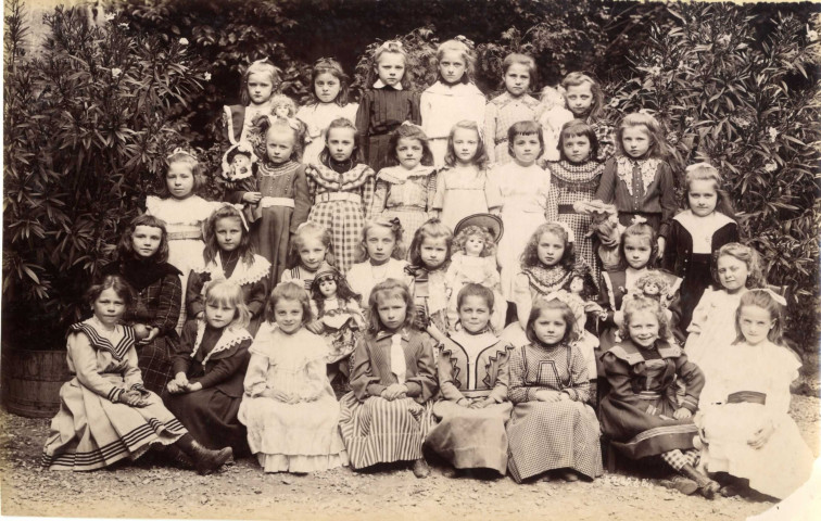 [Photographie d'une classe de jeunes filles à Thionville en 1901]