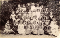 [Photographie d'une classe de jeunes filles à Thionville en 1901]