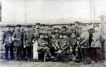 [groupe de soldats en formation de sous-officiers le 22 mai 1916]