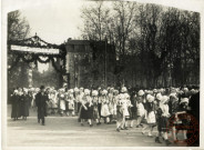 [Défilé d'un cortège de jeunes filles en costumes lorrains lors de la manifestation du 22 novembre 1918 pour la Libération de Thionville par les troupes françaises]