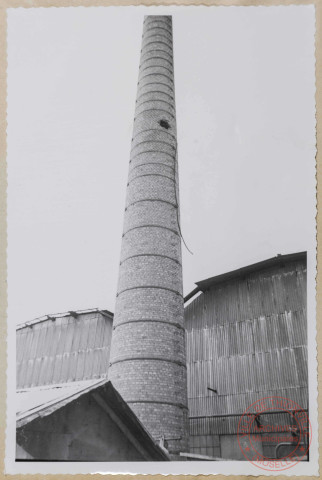 Train de 420. Cheminée du four. Trou d'obus et rupture d'un cercle.