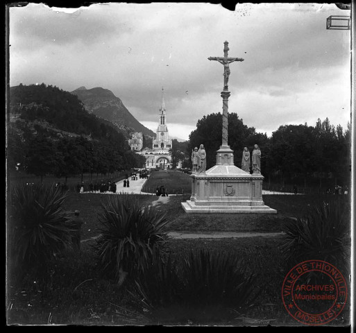 Lourdes - La Basilique et le Calvaire Breton