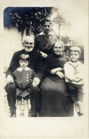 [Photographie de Michel Kieffer, Mme Ernest Martha, Mme Louise Martha épouse Massonnet avec ses deux fils Jean et Charles Massonnet dans les années 1900]