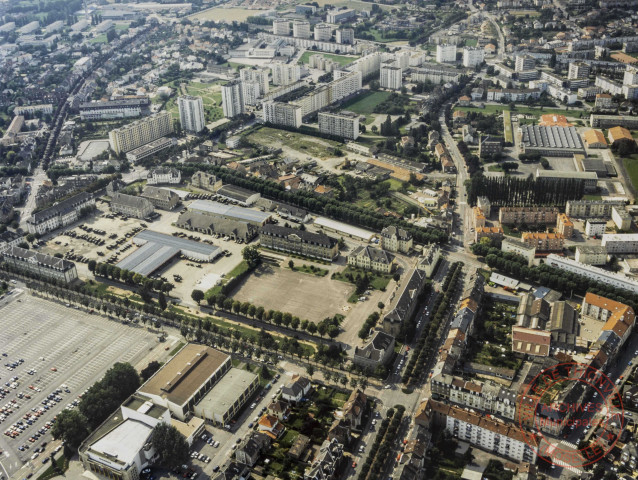 Vue aérienne de Thionville - En bas à gauche le Théâtre Municipal et le parking de la Liberté, suivi du 40e Régiment de Transmissions