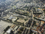 Vue aérienne de Thionville - En bas à gauche le Théâtre Municipal et le parking de la Liberté, suivi du 40e Régiment de Transmissions