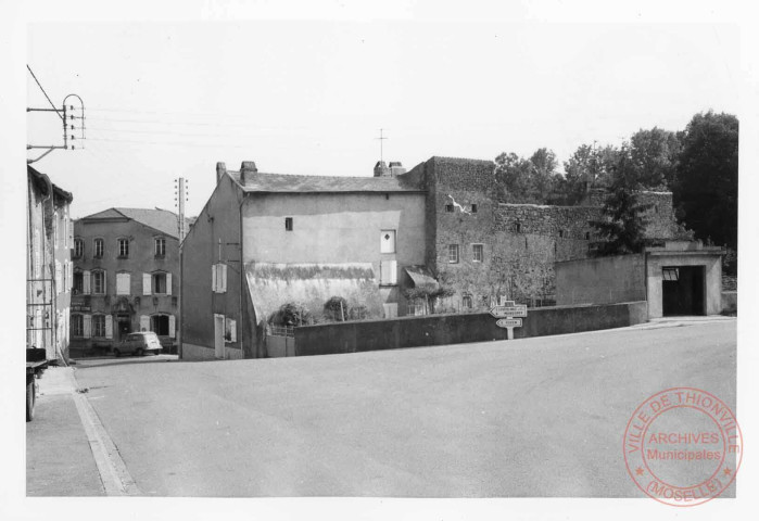 Entrée de la rue du Général Simmer à Rodemack, à l'angle de la rue de Thionville