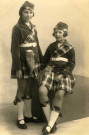 [Photographie de jeunes filles en tenue écossaise]