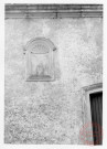 Chapelle Saint-Luc (ou chapelle Saint-Fiacre), 54 Grand Rue à Dodenom (commune de Roussy-le-Village). Elle est datée de 1752. Les vitraux datent, quant à eux, de 1936. Elle est consacrée à Saint Fiacre, un moine herboriste du VIIème siècle. Détail d'une statuette posée dans une niche sur le façade