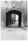 Cour du Château, bâtiment B de la mairie, porche des tours jumelles