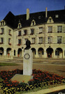 Thionville (Moselle) - Statue de Robert Schuman (1886-1963) - L'Hôtel de Ville