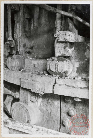 Blindage du HF 1 au creuset. La plaque de blindage cassée est à remplacer compètement.