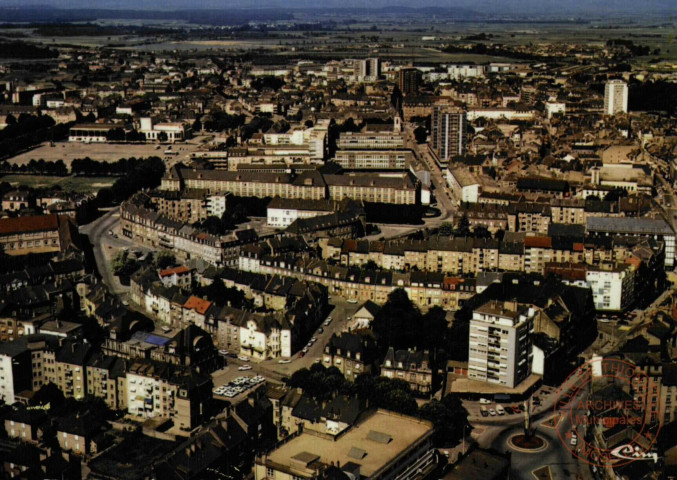 Thionville (Moselle) : Vue générale aérienne au fond, 'Le Concorde'