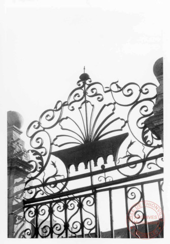 Grille actuellement placée 45 rue des Châteaux à Cattenom. Elle a été déplacée (entre 2010 et 2025), sur l'image elle était placée rue Victor Hugo