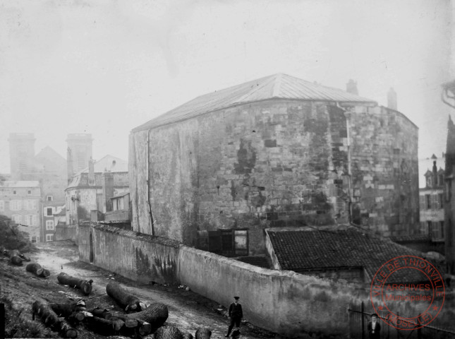 [La Tour aux Puces en premier plan et l'église Saint-Maximin en fond]