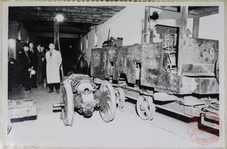Locomotive 3 T 20 CV à dérouleuse de câble. Essieux et transmission cassés. Hors d'usage.