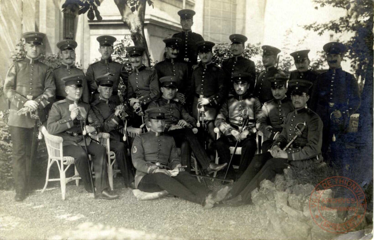 [Groupes d'Officiers allemands avec sabres près du temple de Yutz]