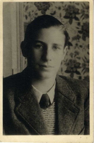 [Photographie de Jean-Jacques Johannès, fils de Paul et Gabrielle Hourte. Jean-Jacques est arrêté le 9 juin 1943 et déporté le 14 janvier 1944 à Buchenwald-Dora. Il est ensuite transféré à Neuengamme et Wöbbelin. Jean-Jacques ne reviendra pas.]
