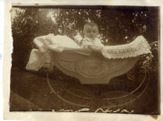 [Photographie d'un bébé dans son landau en juillet 1915]
