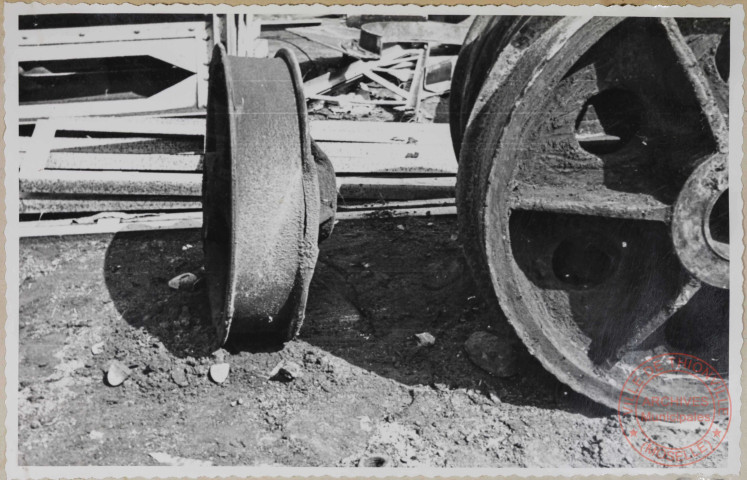 Pont roulant. Exemple d'usure extrême des jantes de galets de translation.
