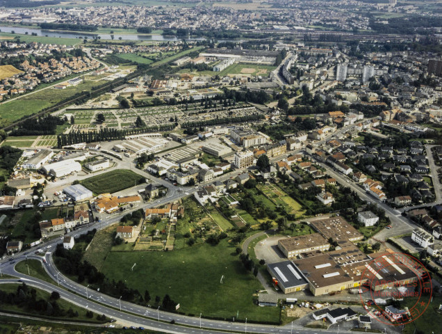 Vue aérienne de Thionville - Au premier plan la chaussée d'Amérique et le lycée de la Malgrange, puis le cimetière Saint-Pierre et les laminoirs à froid au fond.