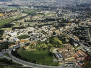 Vue aérienne de Thionville - Au premier plan la chaussée d'Amérique et le lycée de la Malgrange, puis le cimetière Saint-Pierre et les laminoirs à froid au fond.