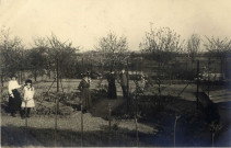 [Photographie de la famille Hourte dans le jardin e leur maison dans les années 1910]