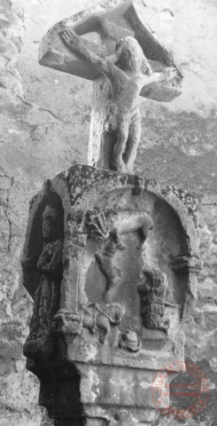 Bildstock daté 1626 situé devant la médiathèque de Gandrange (ancienne église), place Jeanne d'Arc. Crucifixion en haut et dessous 4 niches, Sainte-Barbe à droite, Saint-Hubert sur l'avant, Saint-Nicolas en arrière et à gauche un Saint non identifié
