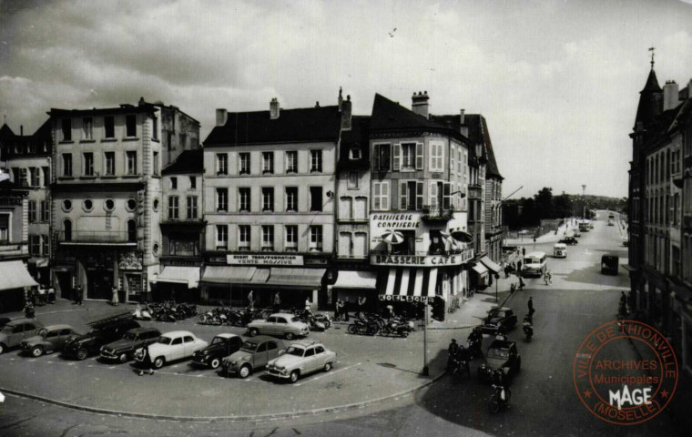 Thionville (Moselle) Place du Marché - le Pont sur la Moselle