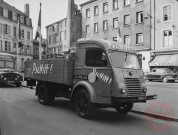 [Camionnette de livraison de boisson sur la place Claude Arnoult : "Pschitt citron" de F. Freling]