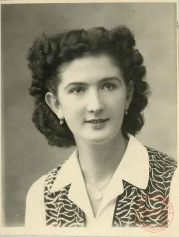 Photo d'identité d'une femme (peut-être Carmen)