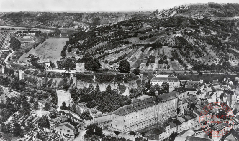 [Vue aérienne de Sierck-les-Bains, l'hôpital en premier plan, la Moselle et le Stromberg (colline) en face]