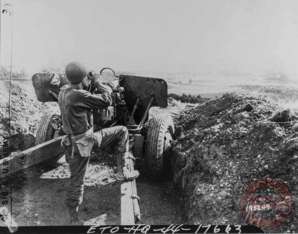 Post2 à Algrange, sur une hauteur, ce canon de 90mm du 807th Tank Destryer Bataillon est pointé sur Thionville qu'on aperçoit au loin, le 15 octobre 1944