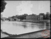 Hôpital militaire ; une partie du pont de 1846 sauté en 1945