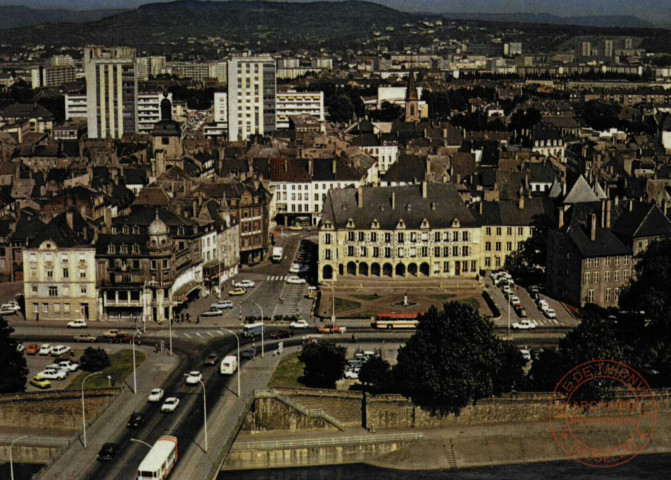Thionville - Vue générale - La Mairie au 1er Plan