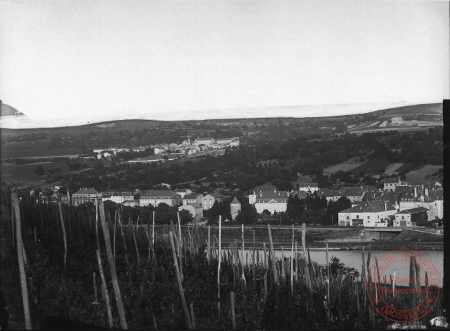 [Sierck-les-Bains, en fond le village de Rustroff]