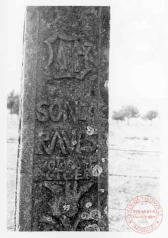 Bildstock situé au lieu-dit Schelleboschweg à Roussy-le-Village. Croix érigée en 1660 pour Sondag Raves, de Roussy. Christ en croix ; fleur