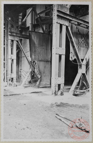 Portes fermant les accès sous chaque convertisseur pliées, tôlerie arrachée.