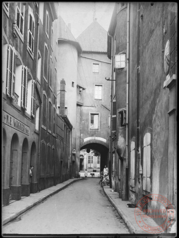 Rue des Clarisses et entrée de la cour du Château