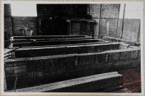 Halle 15. Bacs de décapage. On remarque un coffrage en planches pour maintenir les briques corrodées.