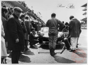 24 heures du Mans 1967 - René Pari (photographe) à gauche sur la photo avec son boitier moyen-format Mamiya 6X6 devant le stand Renault (Alpine)