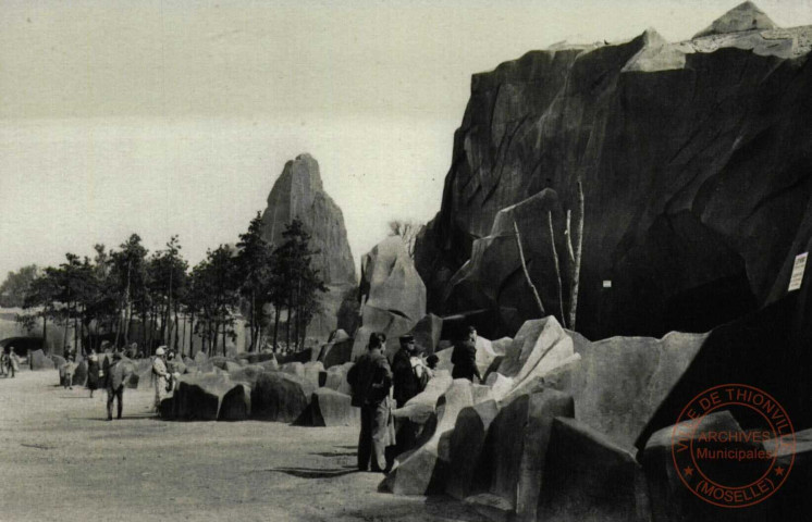 Muséum National d'Histoire Naturelle- Parc Zoologique du Bois de Vincennes -Paris -Vue du rocher des Ours,au fond le grand rocher