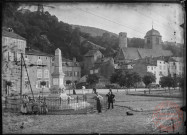 [Le monument aux morts de Sierck-les-Bains. En arrière-plan, la tour de l'Horloge, l'église et le château des Ducs de Lorraine]