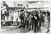 [Manifestation du 1er mai 1977, on peut y voir la banderole de la CGT, syndicat des métaux, pour la nationalisation de la sidérurgie et la garantie de l'emploi