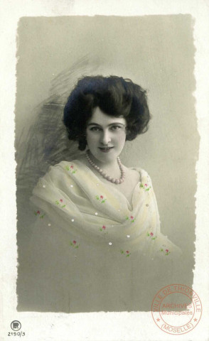 [Portrait d'une jeune femme portant un collier de perles]