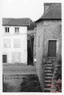Ruelle à proximité de la porte de Sierck à Rodemack. Escalier d'accès à la tour et au chemin de ronde
