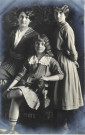 [Photographie des trois filles Hourte en 1915]