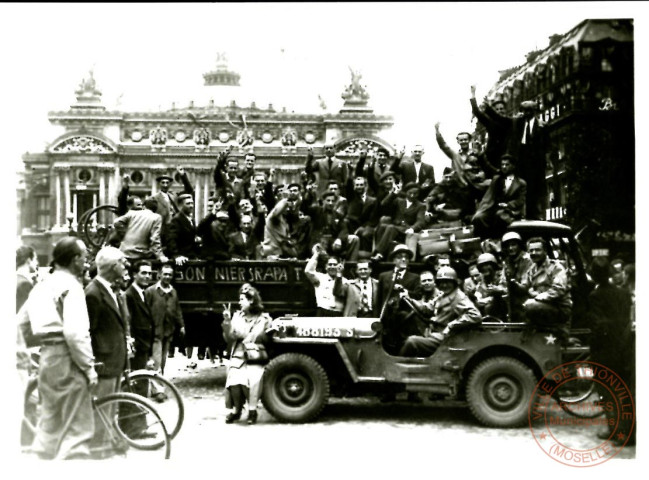 Une Jeep à l'honneur place de l'Opéra