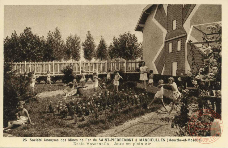 26 - Société Anonyme des Mines de Fer de Saint-Pierremont à Mancieulles (Meurthe-et-Moselle) - Ecole maternelle, jeux en plein air