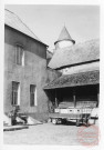 Château de Roussy-le-Bourg (commune de Roussy-le-Village). Cour et une partie du logis