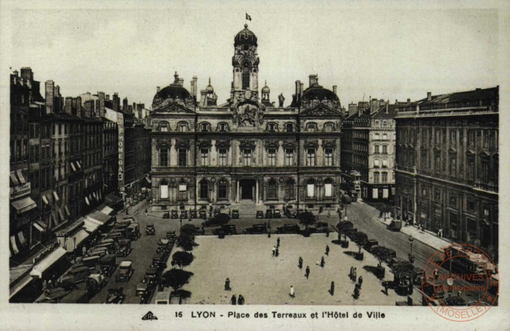 LYON - Place des Terreaux et l'Hôtel de Ville